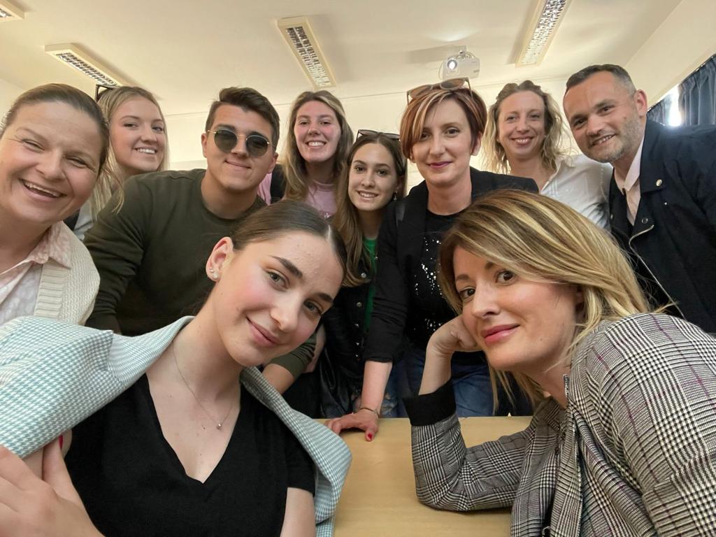 Povodom obilježavanja Dana Europe prigodno se predstavio Erasmus + projekt „ Nove prilike za rad i učenje“ u cilju promocije mobilnosti među učenicima 2. i 3. razreda u Ekonomsko-birotehničkoj i trgovačkoj školi Zadar Povodom obilježavanja Dana Europe prigodno se predstavio Erasmus + projekt „ Nove prilike za rad i učenje“ u cilju promocije mobilnosti među učenicima 2. i 3. razreda u Ekonomsko-birotehničkoj i trgovačkoj školi Zadar