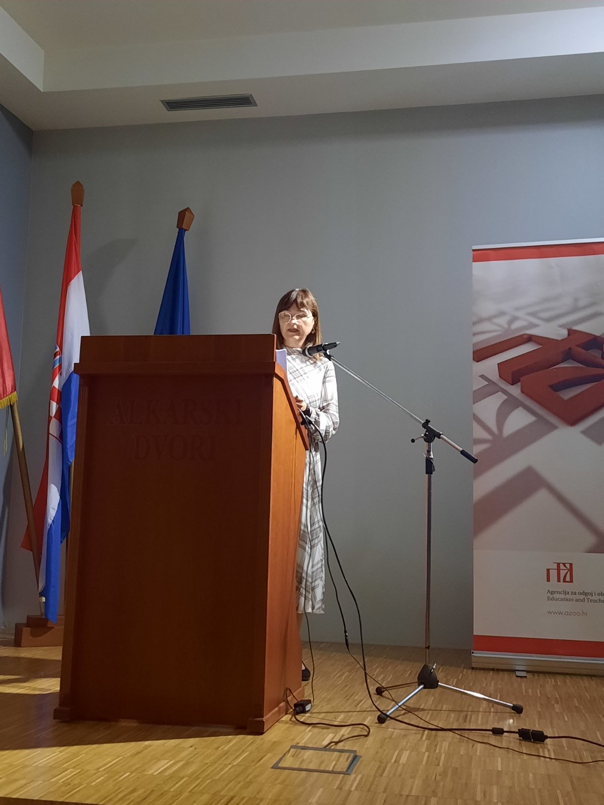 NAŠA PROFESORICA TATJANA STUPIN ODRŽALA PREDAVANJE NA DRŽAVNOM SKUPU PROFESORA HRVATSKOGA JEZIKA